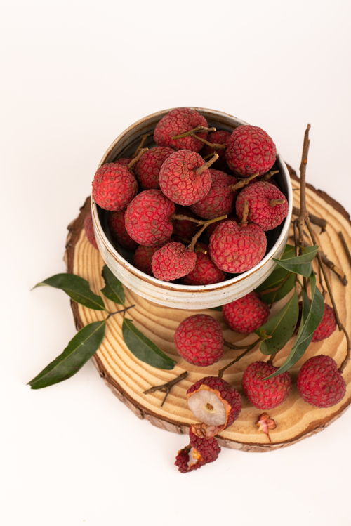 原木底墊荔枝夏季水果鮮果美食攝影圖 攝影